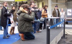 Besucher beobachten unsere humanoiden Roboter