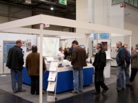 Besucher am Messestand