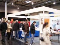 Besucher am Messestand